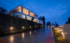 The Lilly By Stayvista - 4Bhk Mountain-View Villa With Bar